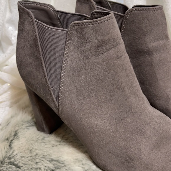 Marc Fisher booties size 7 1/2 M - Picture 3 of 17